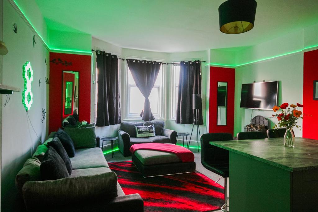a living room with red and green walls at Aura - 8ight Havens in Folkestone