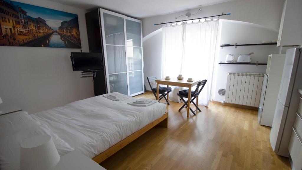 Italianway-Forcella في ميلانو: غرفة نوم فيها سرير وطاولة فيها