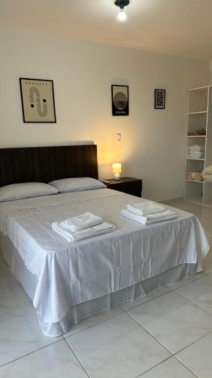 a bedroom with a bed with two towels on it at Norte Urban Suites in Resistencia