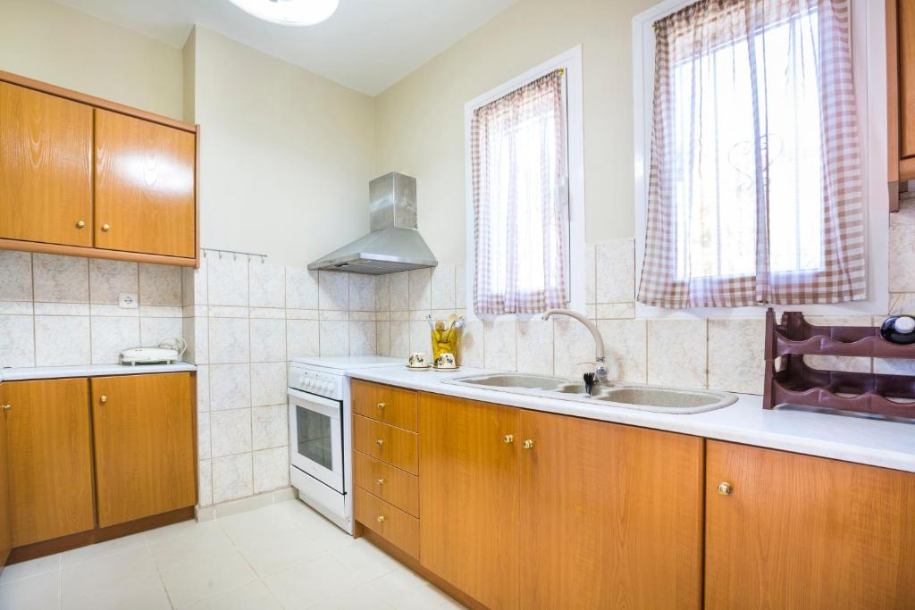 A kitchen or kitchenette at Villa Serenity