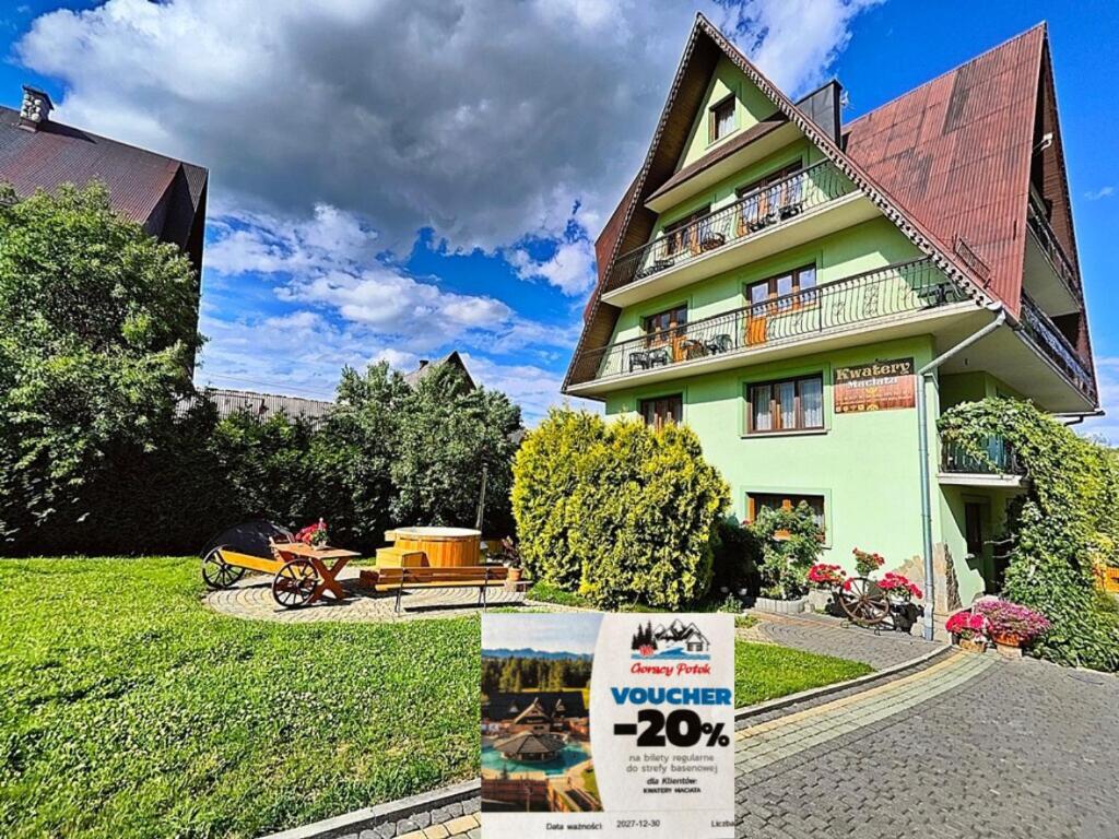 a house with a sign in front of it at Dunajecki Zakątek z Jacuzzi in Biały Dunajec