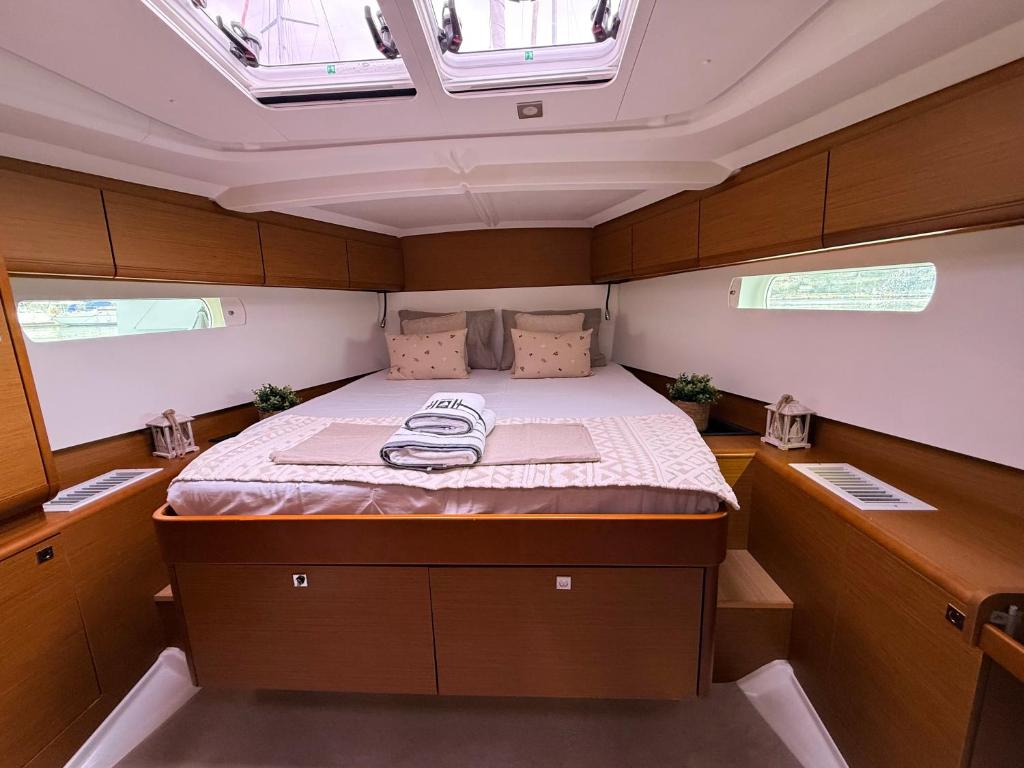 a small bed in the middle of a boat at ΡΕΝΤ ΜΕ ΟΥΤ Σιμπα in Kavála