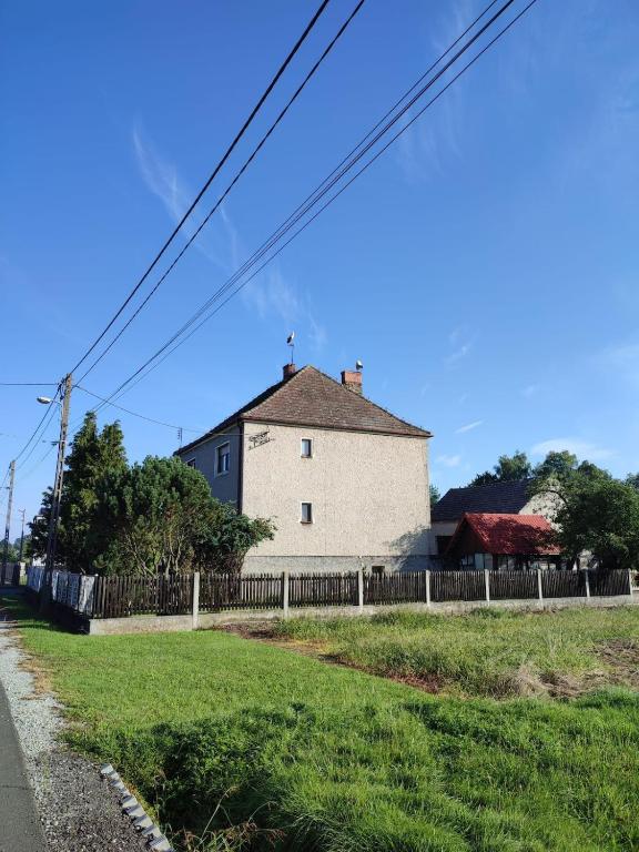 Gallery image of Ferienhaus mit alten Scharm in Ozimek