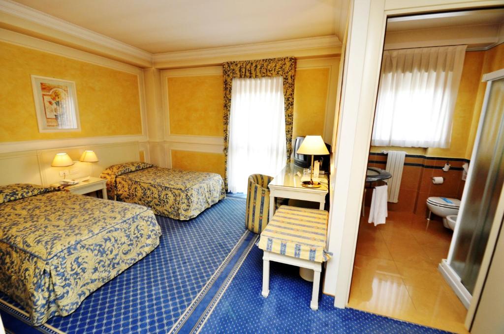 A bed or beds in a room at Hotel Continental Brescia