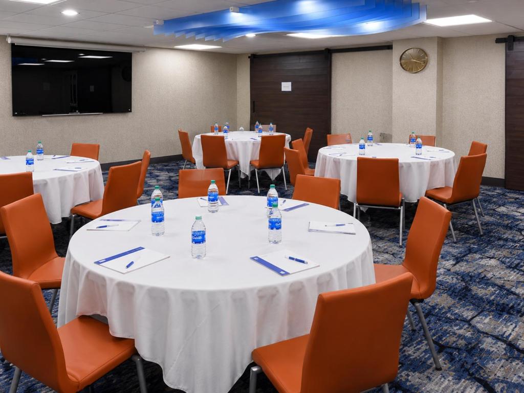 Holiday Inn Express Wixom by IHG photo