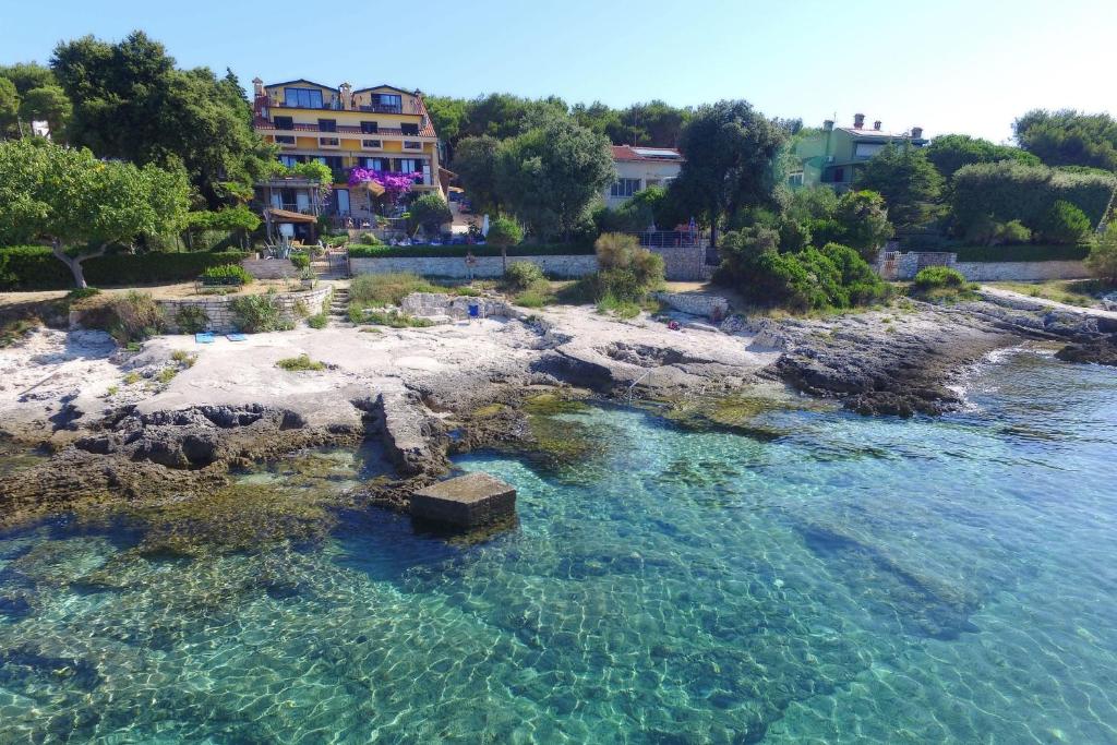 una vista aérea de un cuerpo de agua en Rooms Figarola, en Rovinj