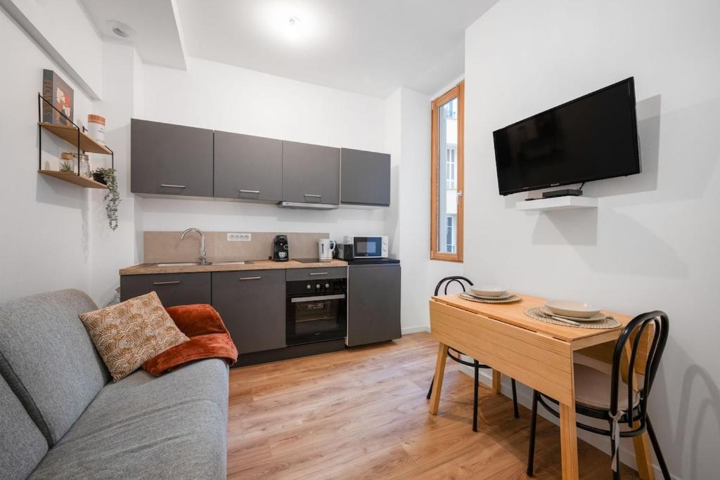 Charming 2 rooms, sleeps 4 Nice center