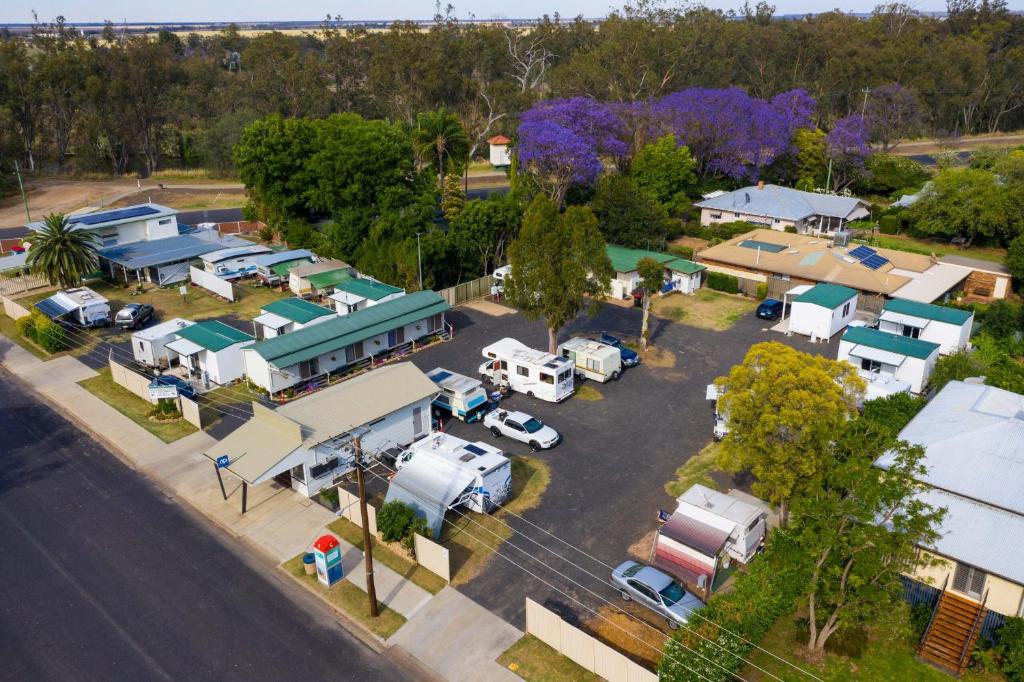 an aerial view of a parking lot at a motel at Rivergums Caravan Park in Goondiwindi