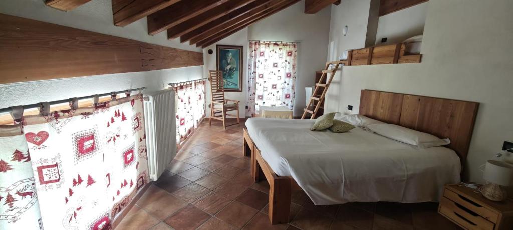 a bedroom with a white bed in a room at Affittacamere I Picchi in Gressan