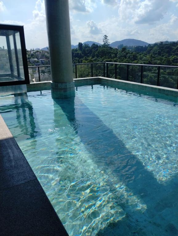 a swimming pool with a view of the mountains at Sky Design Alphaville Hotel Residence in Barueri
