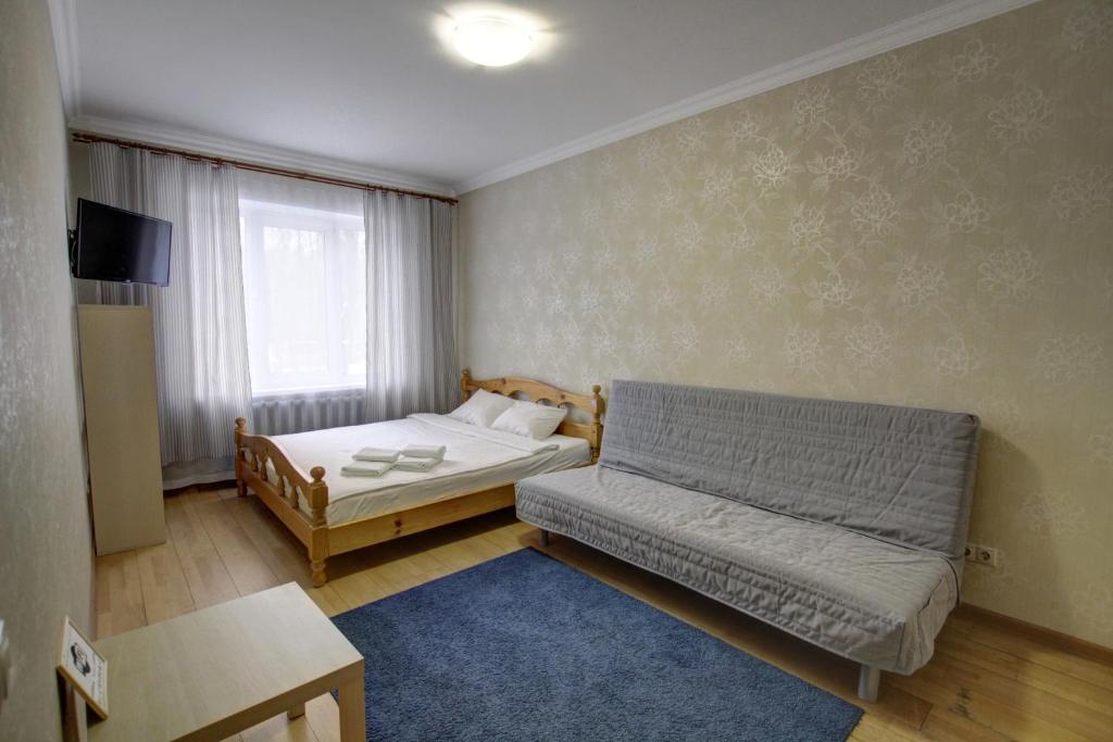 シチョルコヴォにあるЩёлковские квартиры - Циолковского 7の小さなベッドルーム(ベッド1台、窓付)