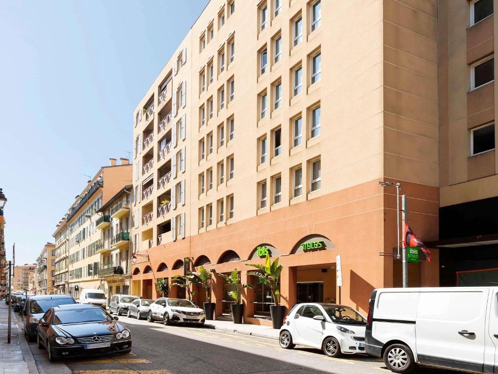 a city street with cars parked in front of a building at ibis Styles Nice Vieux Port in Nice