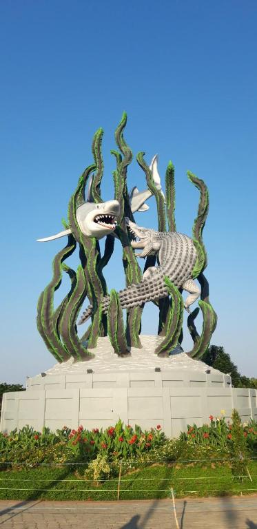 una grande statua di un cactus di Bima Hotel a Surabaya