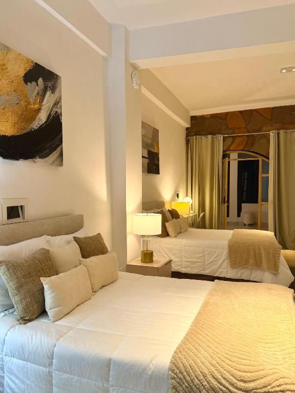 a bedroom with two beds and a couch at Mansionality Group in Tlalpujahua de Rayón