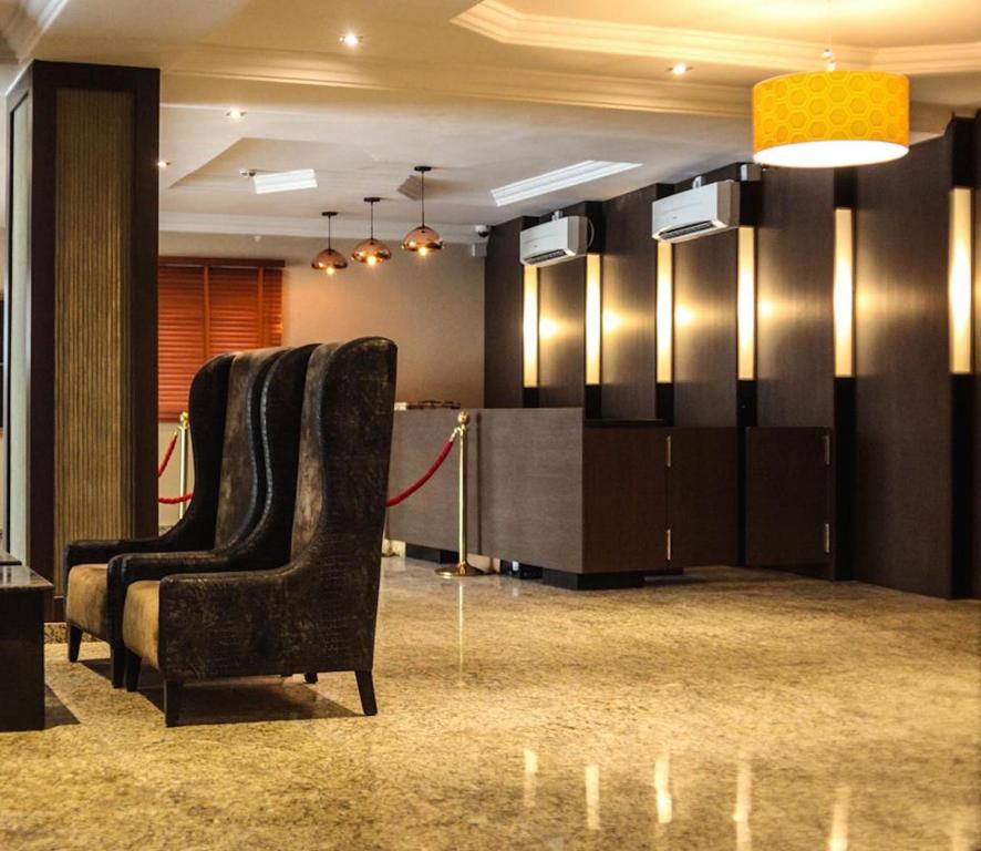 sala konferencyjna z 2 krzesłami i biurkiem w obiekcie Visa Karena Hotels w mieście Port Harcourt