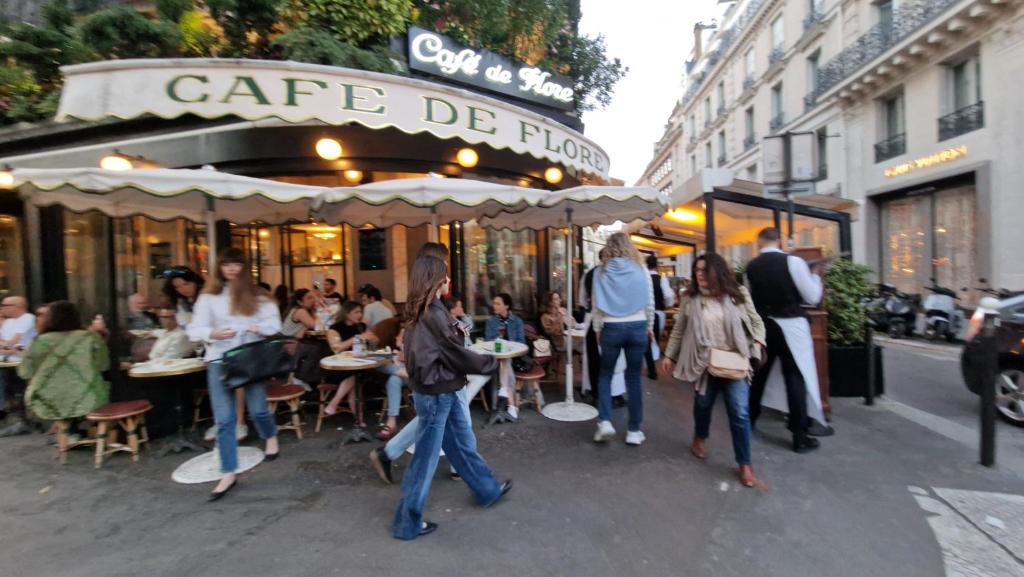 Center ,1minute gare Montparnasse ,rue de Renne 6 eme, close to Eifel tour ,Notre Dame and Louvre meusm,aoesome place ,good for trip