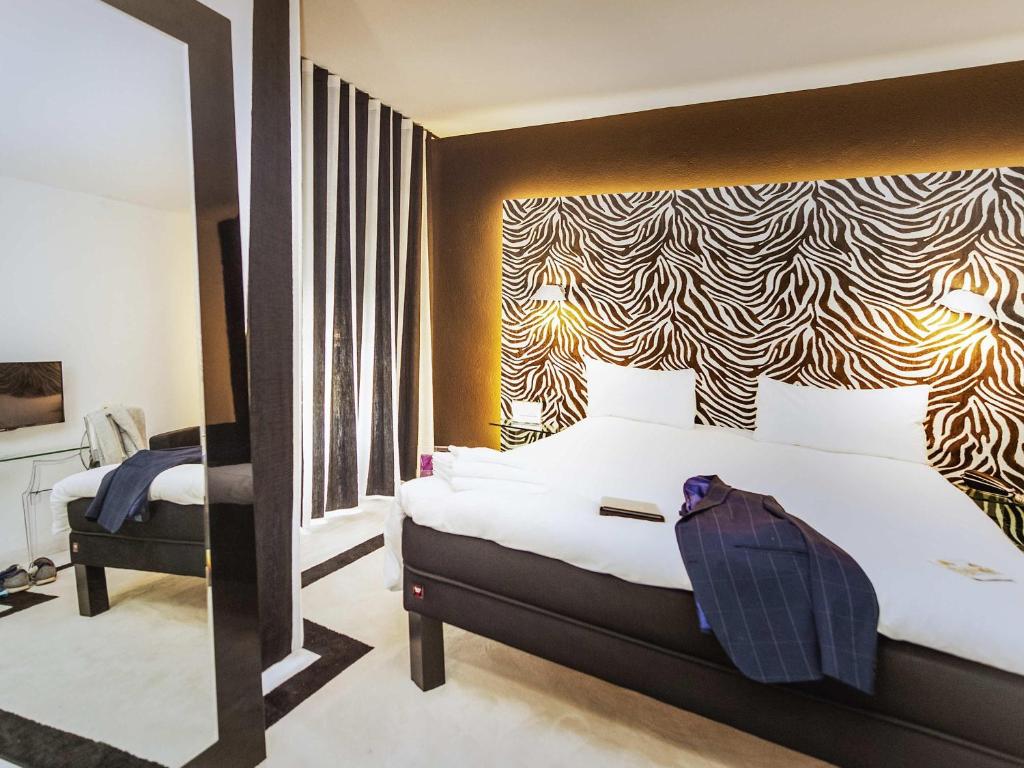 a bedroom with a large bed and a large window at Hotel Ibis Styles La Rioja Arnedo in Arnedo