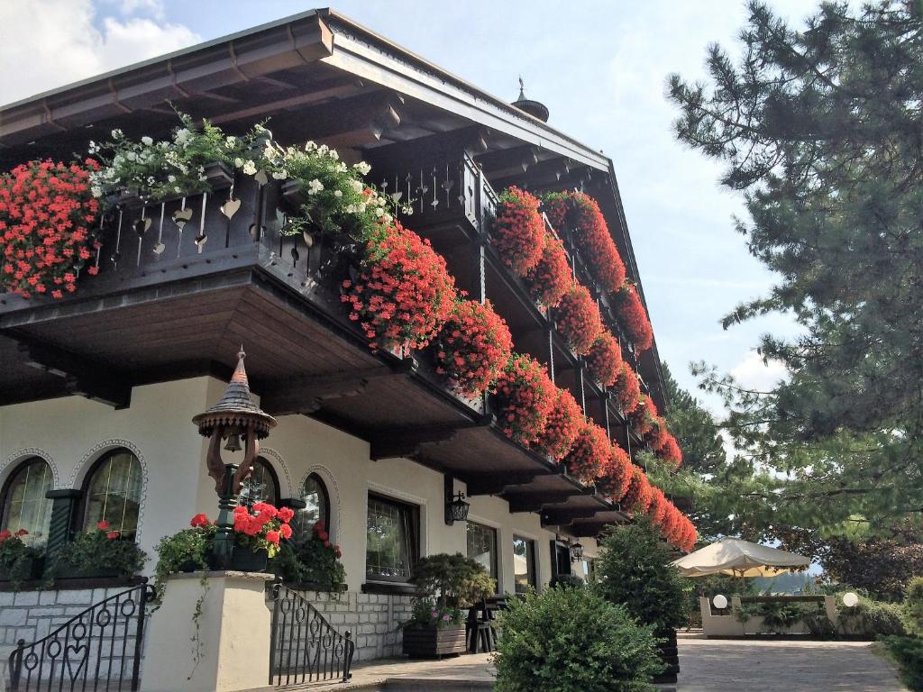 un edificio con flores a un lado. en Hotel Villa Wilma en Folgaria