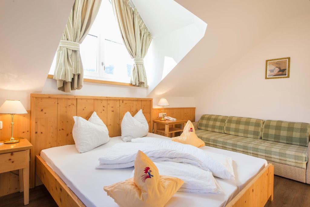 Łóżko lub łóżka w pokoju w obiekcie Hotel Kronplatz