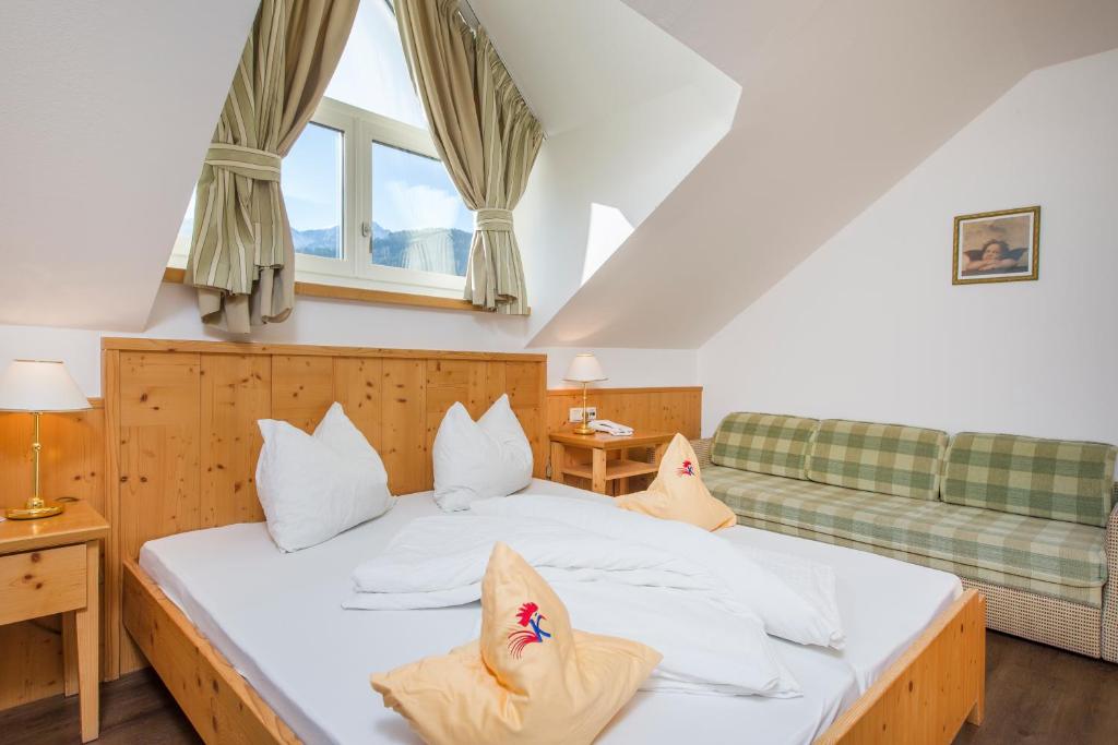 Łóżko lub łóżka w pokoju w obiekcie Hotel Kronplatz