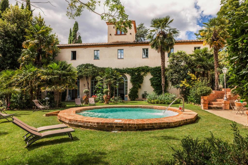 a house with a swimming pool in the yard at Villa Castelletto in Sinalunga