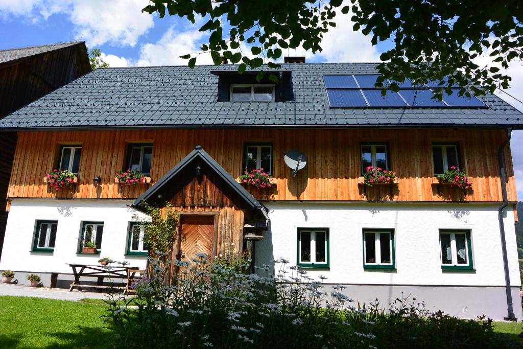 ein Haus mit Sonnenkollektoren auf dem Dach in der Unterkunft Ferienwohnung Pöreiterhof in Tauplitz