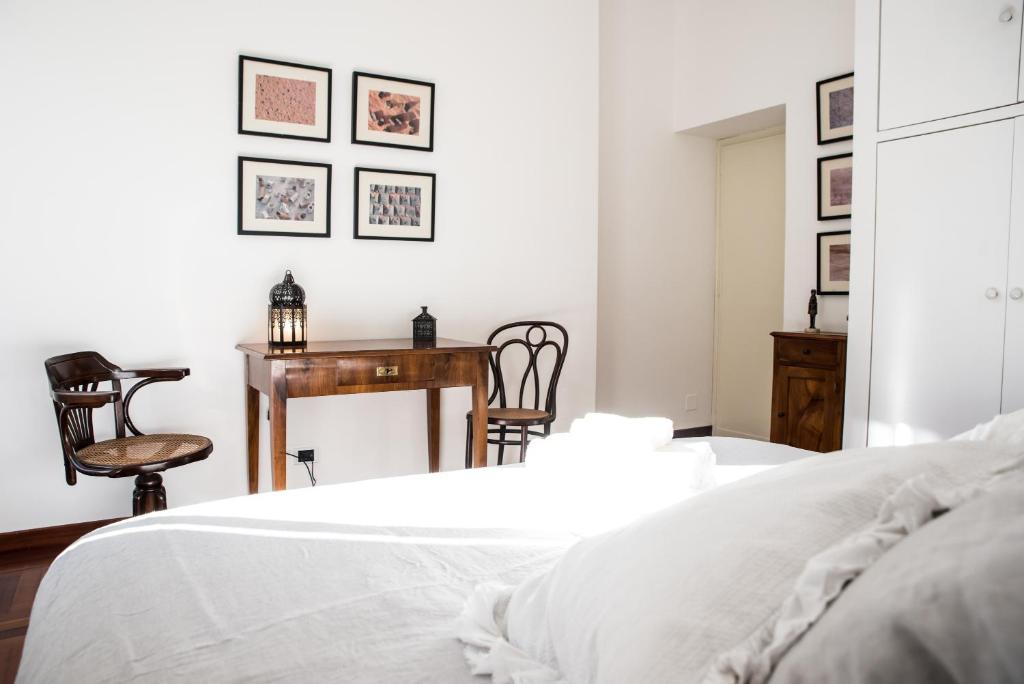 A bed or beds in a room at Porta Latina Apartment