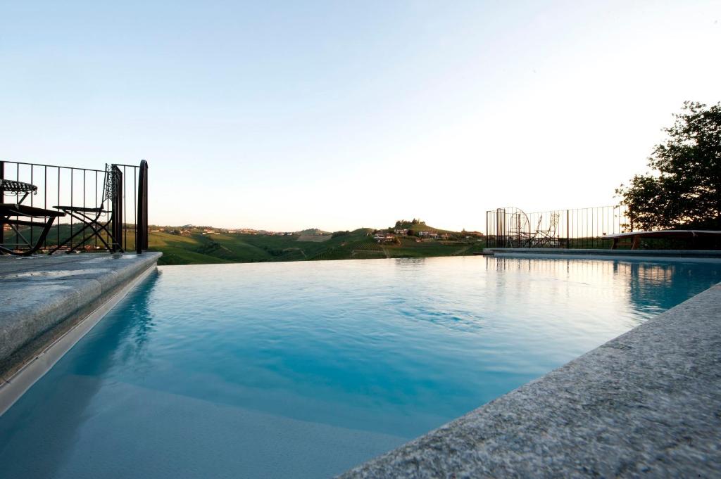 Bazén v ubytovaní Agriturismo Rivella alebo v jeho blízkosti