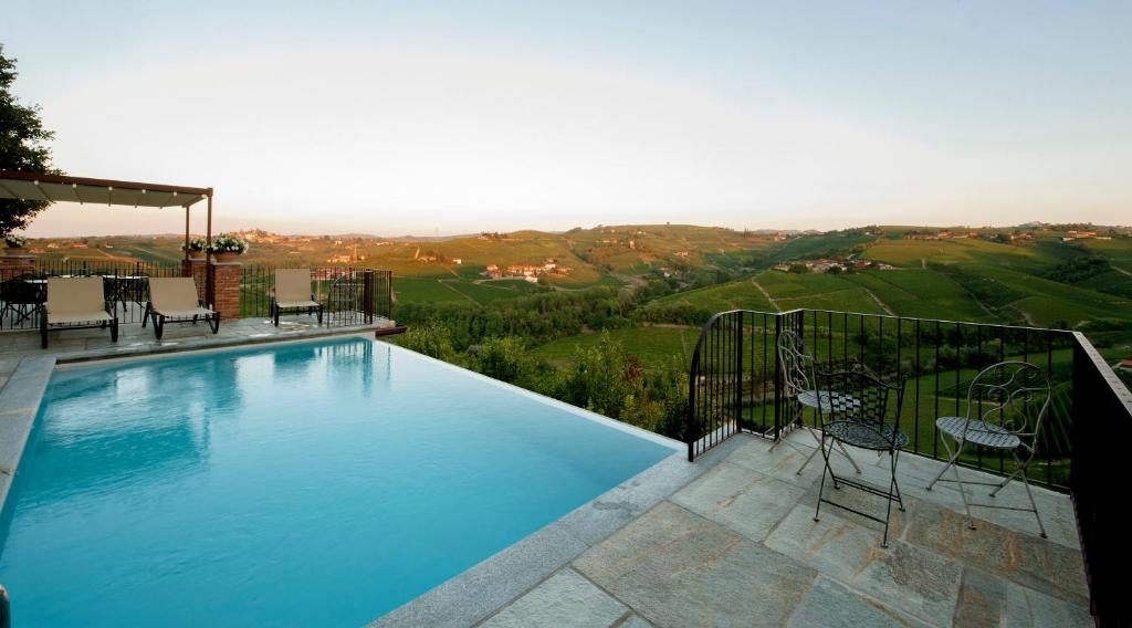 Bazén v ubytovaní Agriturismo Rivella alebo v jeho blízkosti