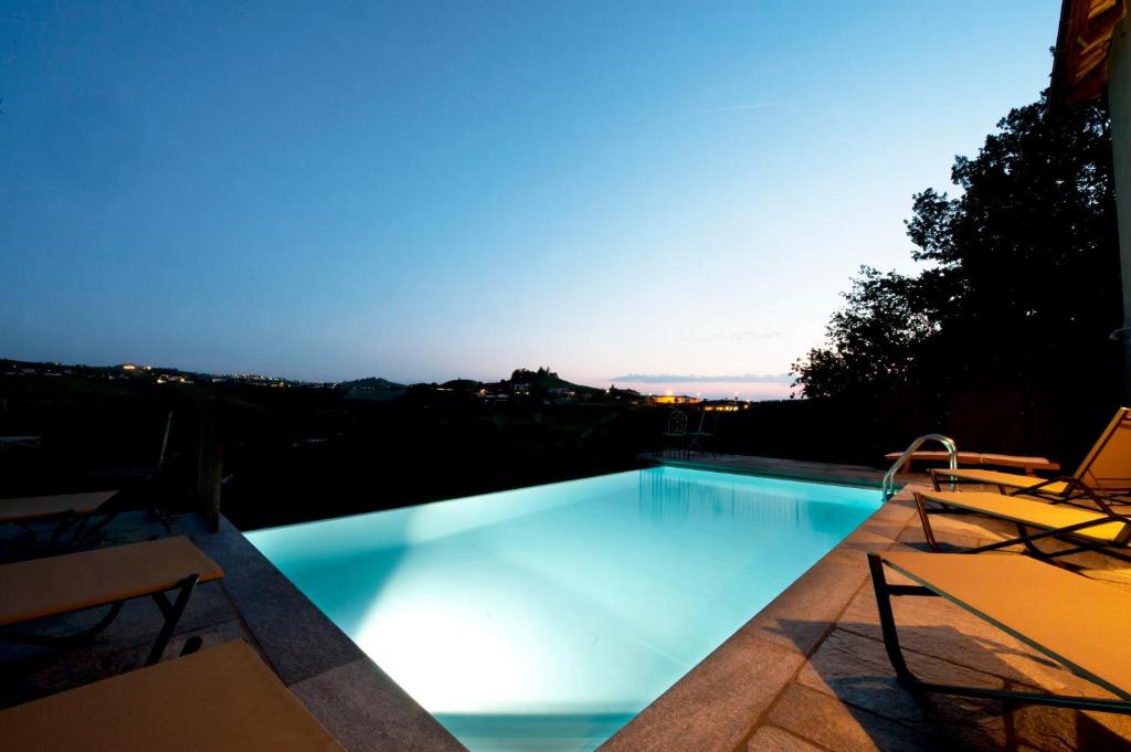 Bazén v ubytovaní Agriturismo Rivella alebo v jeho blízkosti