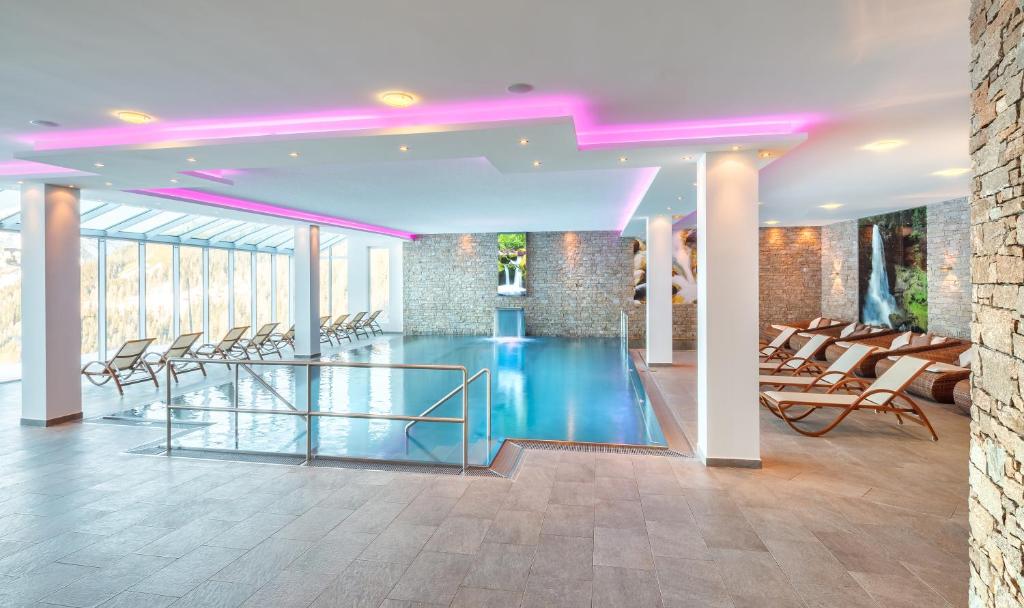 Bazén v ubytování Hotel Almschlössl & Schrotteralm nebo v jeho okolí