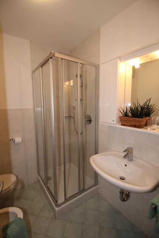 A bathroom at Apartments Im Winkl