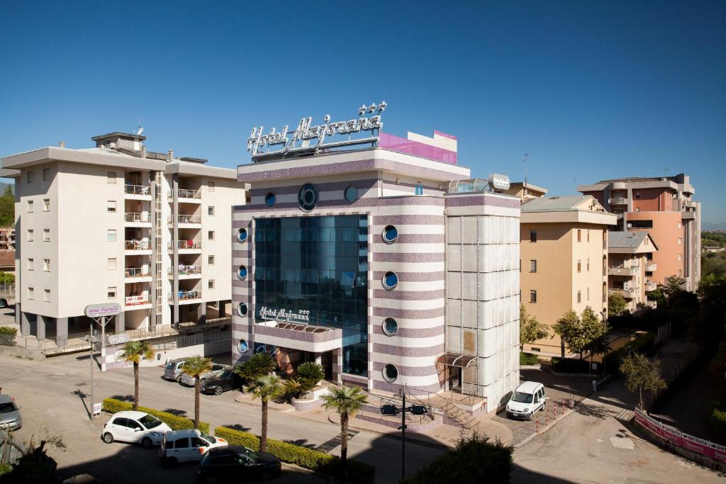 Hotel Majorana في ريندي: عماره عليها ساعه
