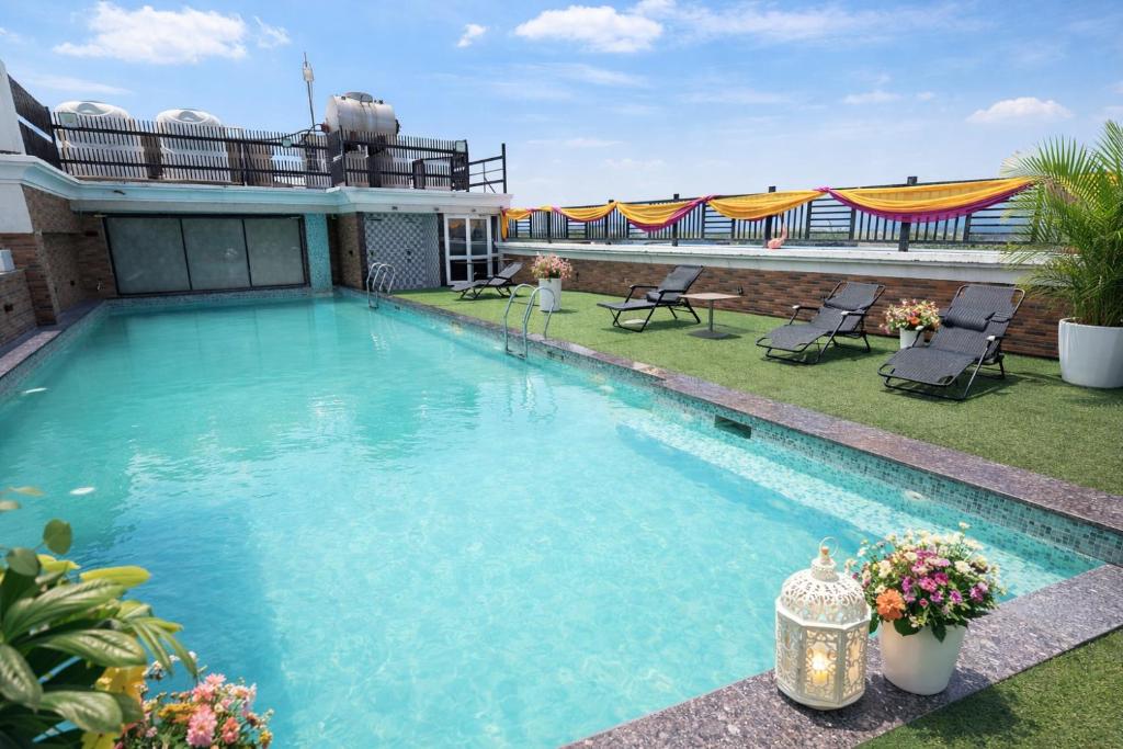 a large swimming pool on top of a building at Palmdale Hotel & Resort in Ambāla