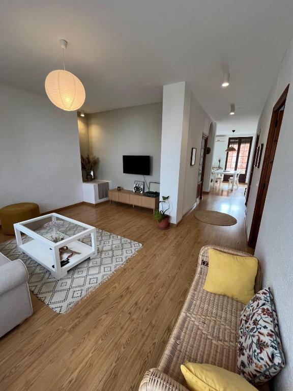 a living room with a couch and a tv at Apartamento Carmen in Macastre