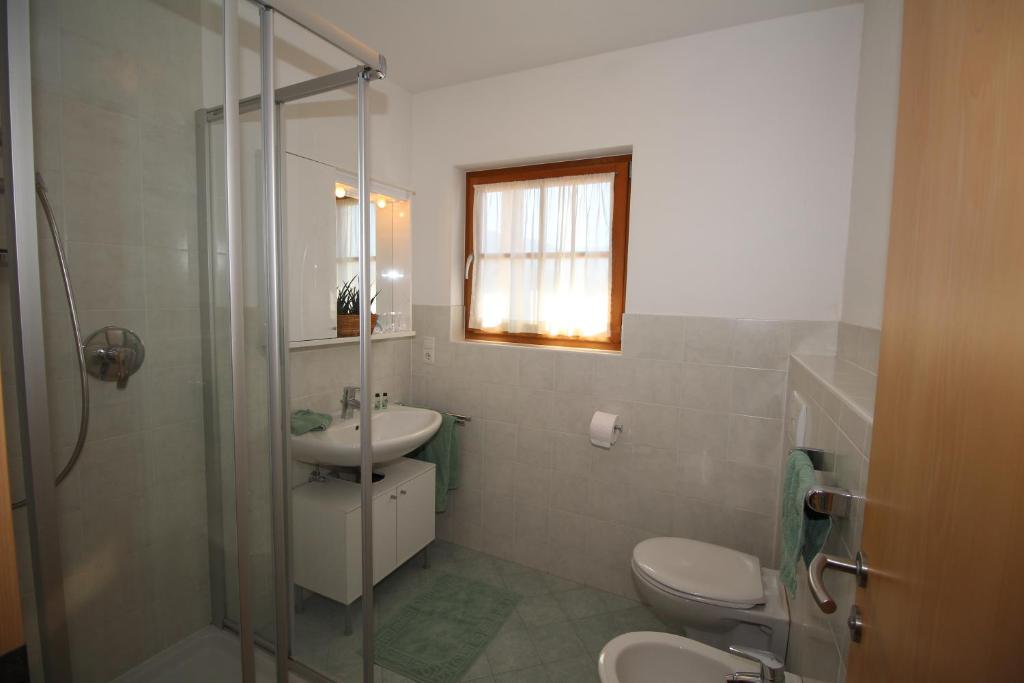 A bathroom at Apartments Im Winkl
