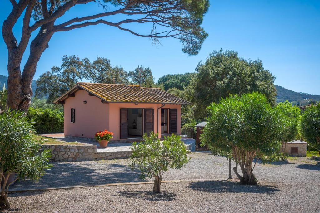 a small house in a yard with trees at Villino Francesca in Portoferraio