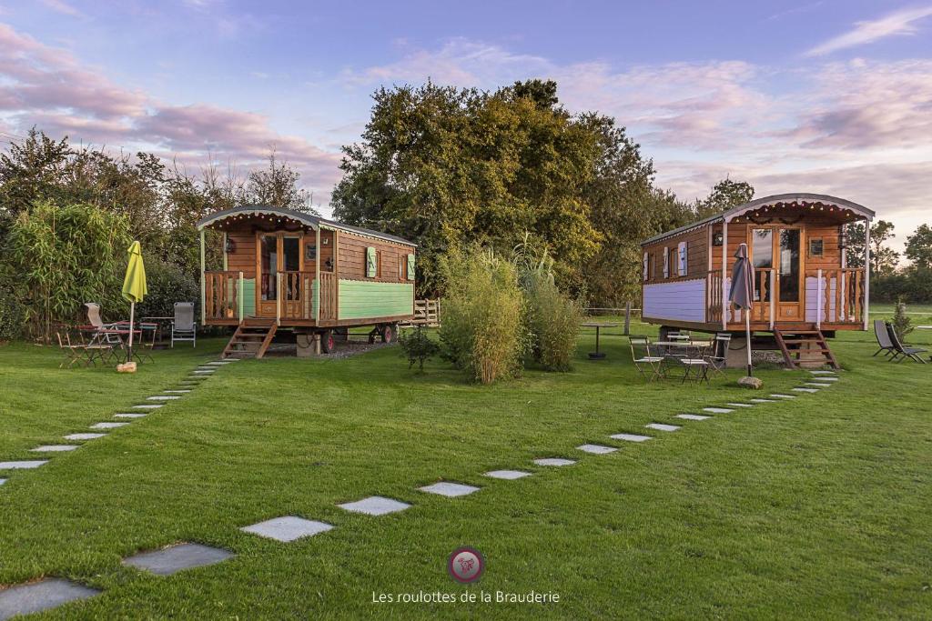 Brissarthe的住宿－萊斯羅洛特斯德拉布勞德里酒店，一群坐在草地上的小屋