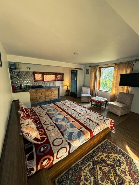 a bedroom with a large bed in a room at Gound Floor Studio Appartment in Kulu