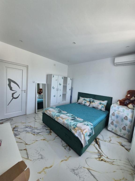 a bedroom with a bed in the middle of a room at Sejur la mare in Mangalia