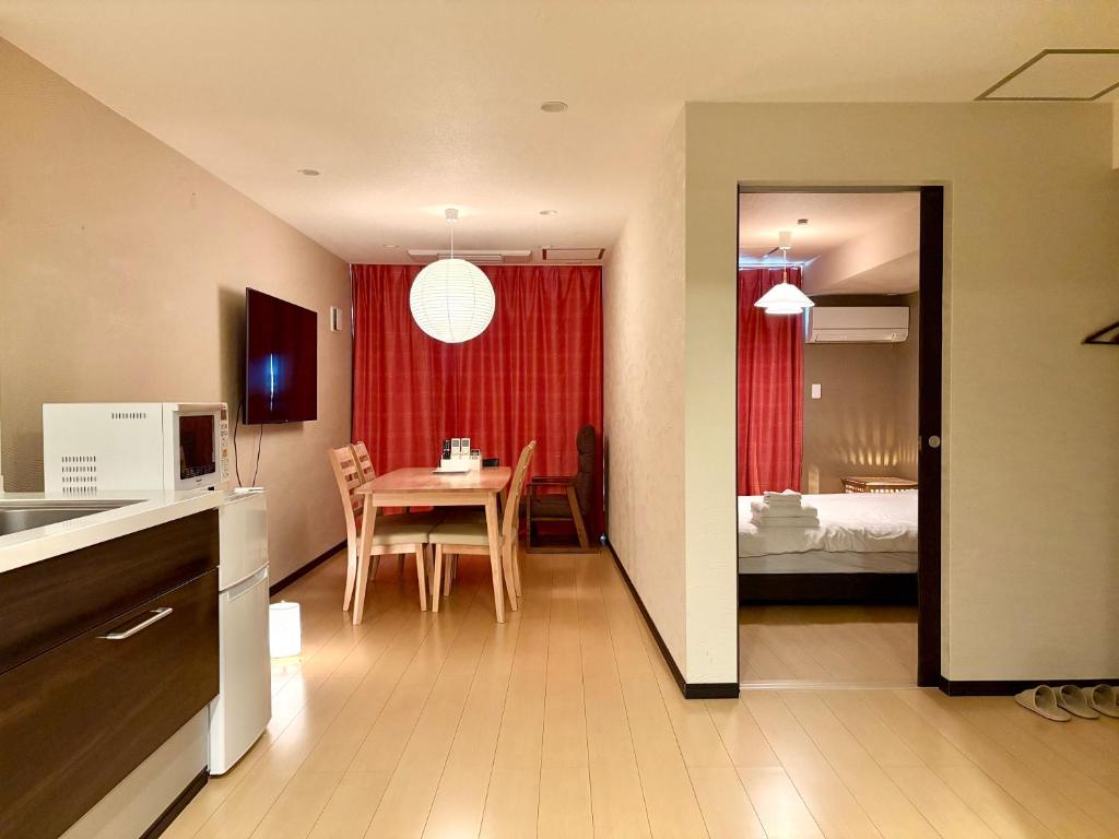 青葉邸-NIPPONBASHI Room 702-3 Min Walk to Kuromon Market 3BR 5 Beds Family Residence