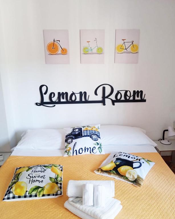 a bedroom with a table with a bed and a sign that reads ram room at GuestHouse Gentile Caruso in Torrenova