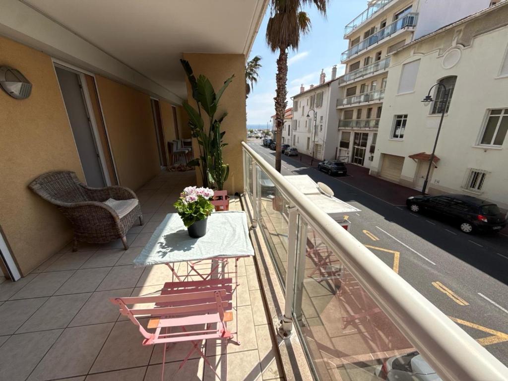 2-Bedroom Apartment in Cannes ,Terrace, 4 People, Beaches , Downtown