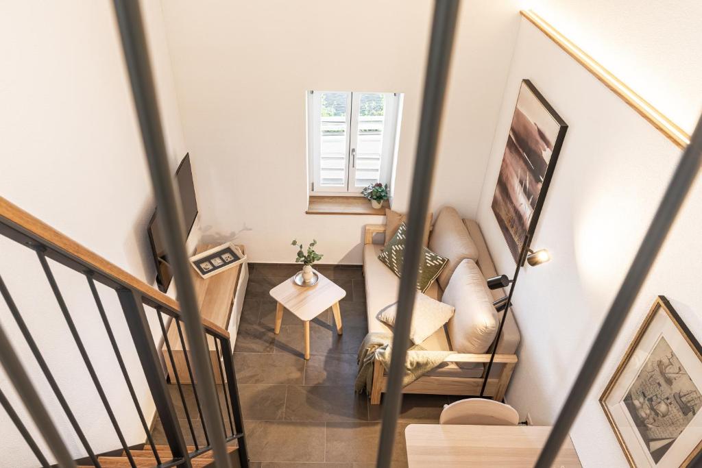 ein Wohnzimmer mit einem Stuhl und einem Tisch in der Unterkunft Studio Lago in Tüscherz-Alfermée