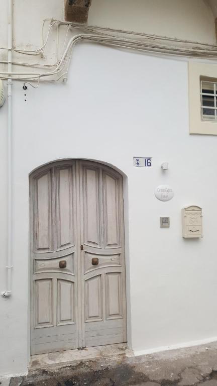 a door on the side of a white building at Domus Dejana in Gallipoli