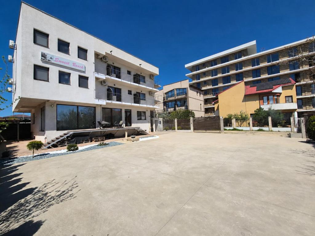an empty parking lot in front of a building at Villa Sunset Beach Mamaia Nord in Mamaia Sat/Năvodari