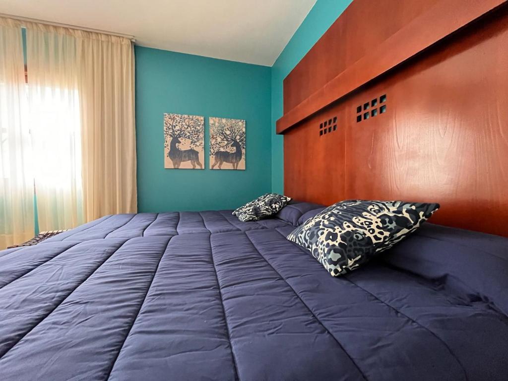ein Schlafzimmer mit einem großen Bett und zwei Kissen in der Unterkunft Hotel Torrepalacio in Proaza