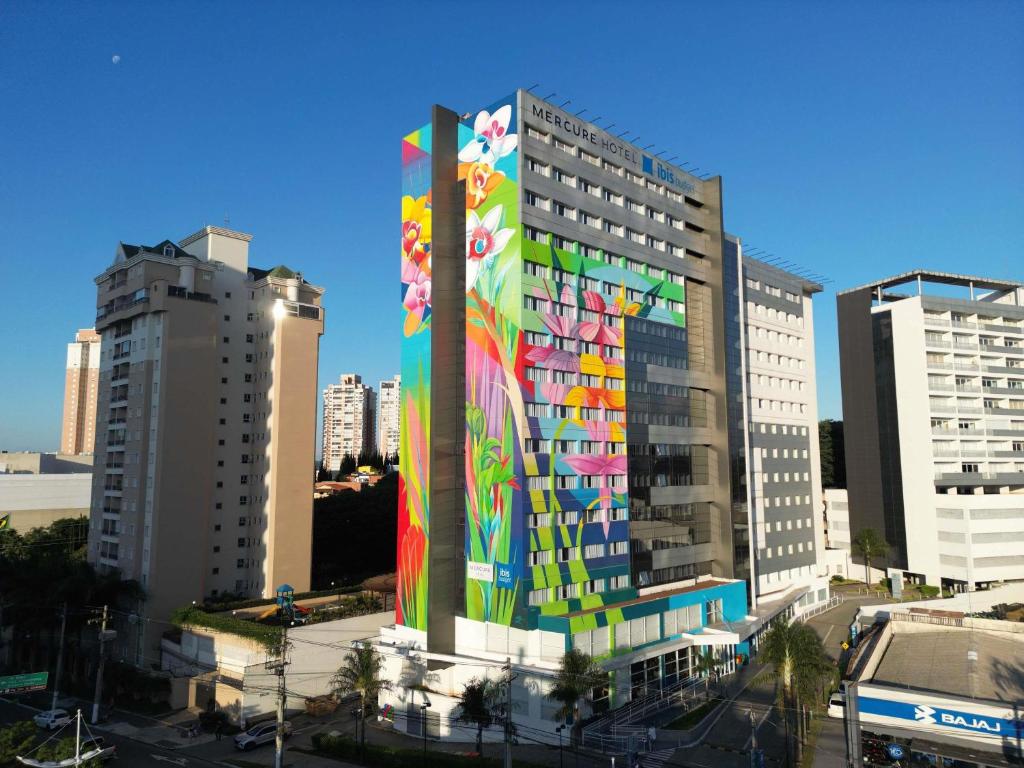 a building with a mural on the side of it at Mercure Jundiai Shopping in Jundiaí