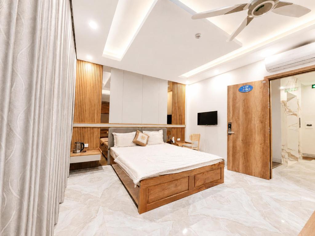 a bedroom with a bed and a television in it at Hotel Bình Hải in Trương Tần
