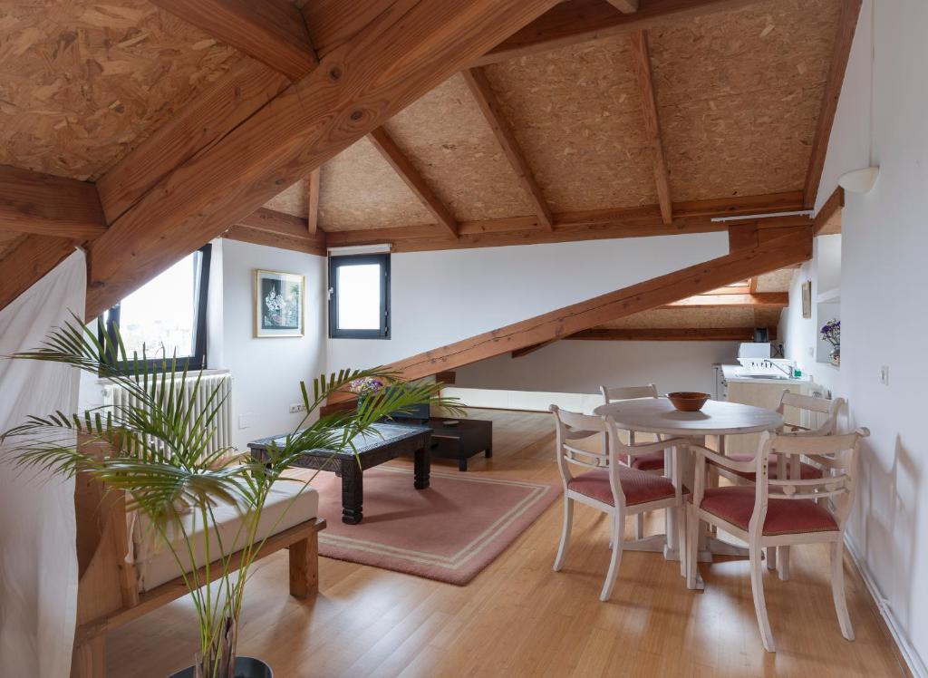 a room with a table and chairs and a dining room at NAMOR - Buhardilla Zen in Ribadeo